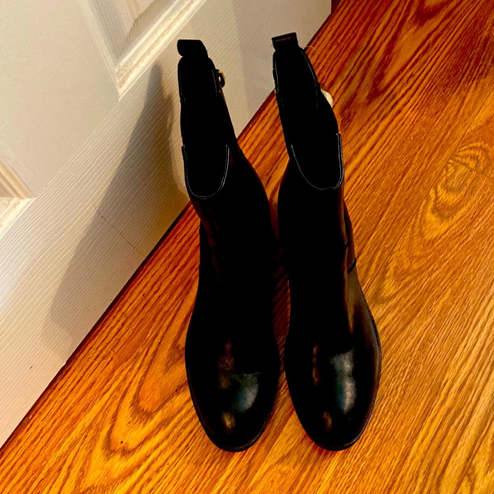LAUREN RALPH LAUREN BLACK BOOTS SIZE 8.5B WITH 1 3/4” OF ELASTIC ON EACH SIDE VG